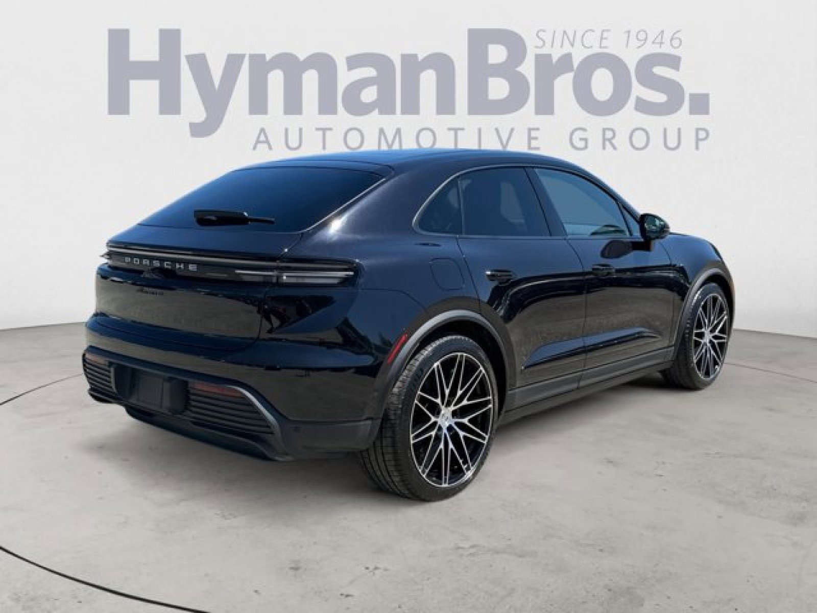 Used 2025 Porsche Macan 4 Electric AWD/4WD image 3