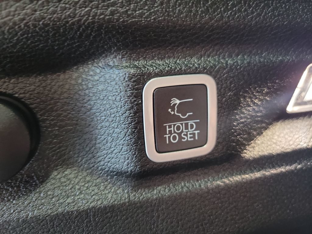 Used 2024 Jeep Grand Cherokee L Altitude AWD/4WD image 18