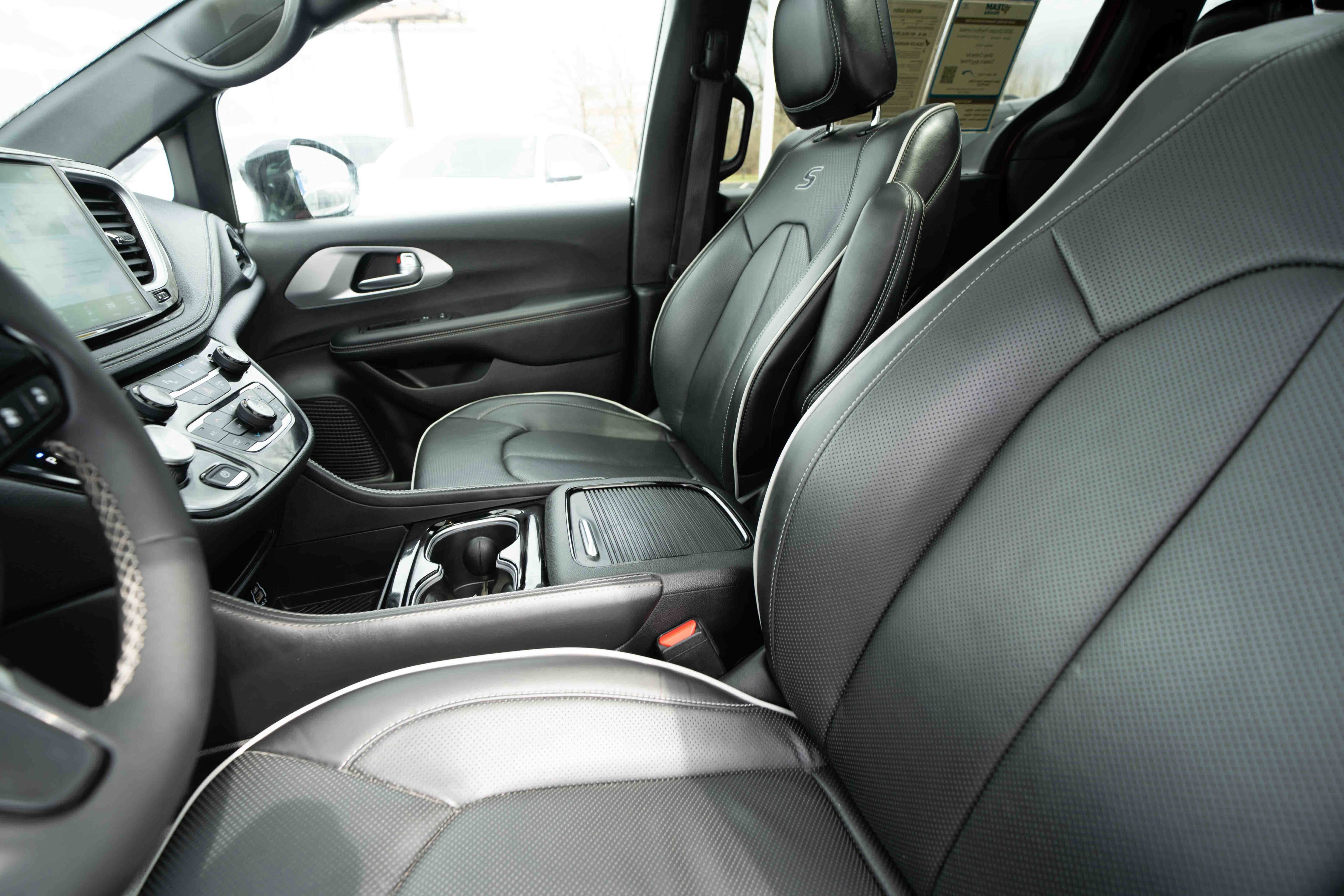 Used 2025 Chrysler Pacifica Limited FWD image 10