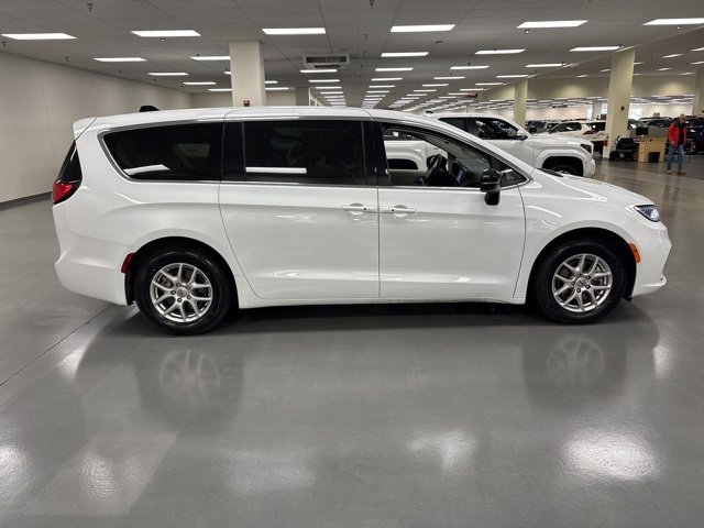 Used 2024 Chrysler Pacifica Touring-L image 8