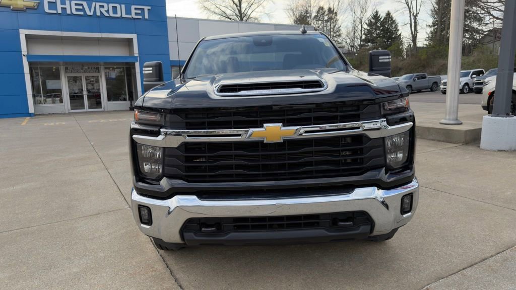 Used 2025 Chevrolet Silverado 2500 LT w/ Convenience Package AWD/4WD image 3