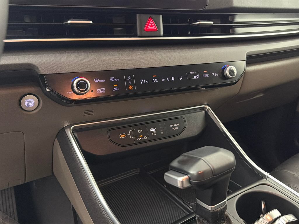 Used 2025 Kia Carnival EX FWD image 23