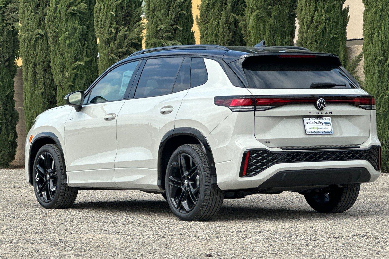 New 2026 Volkswagen Tiguan SE R-Line FWD image 5