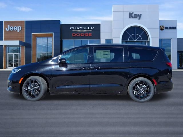 New 2026 Chrysler Pacifica Select w/ S Appearance Package image 3