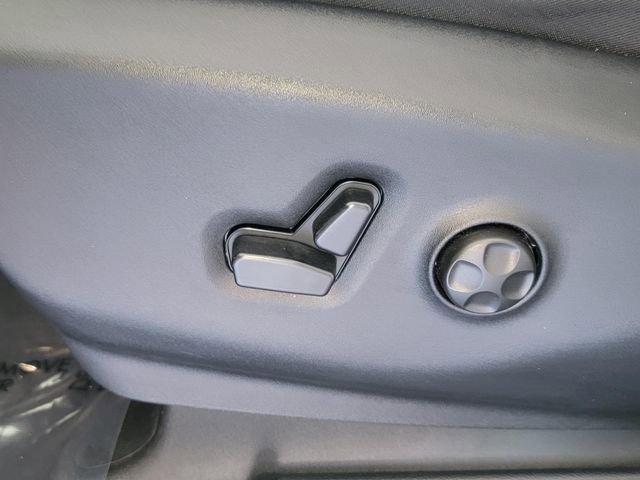 Used 2025 Chrysler Pacifica Limited image 30