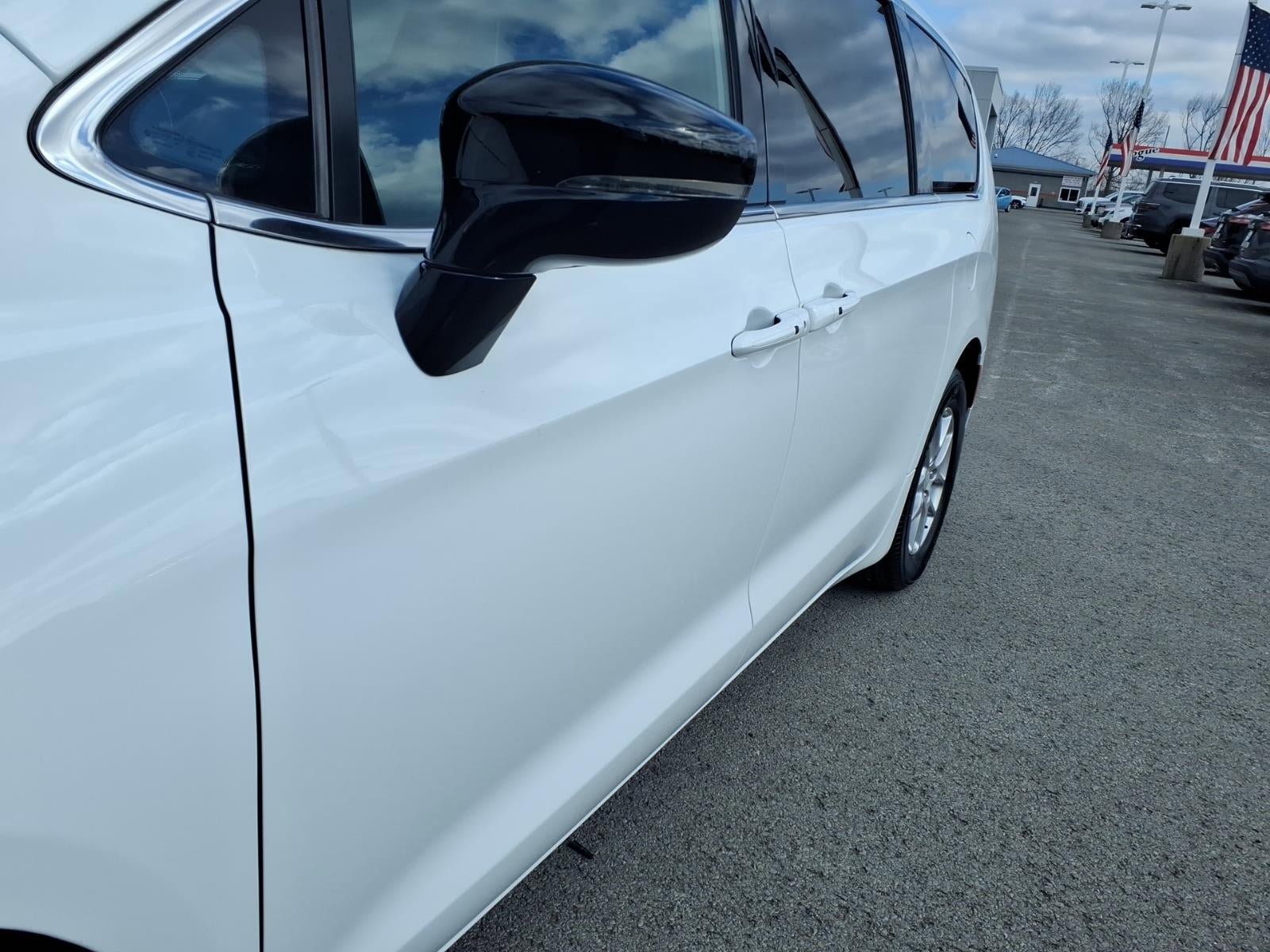 New 2026 Chrysler Pacifica Select FWD image 5