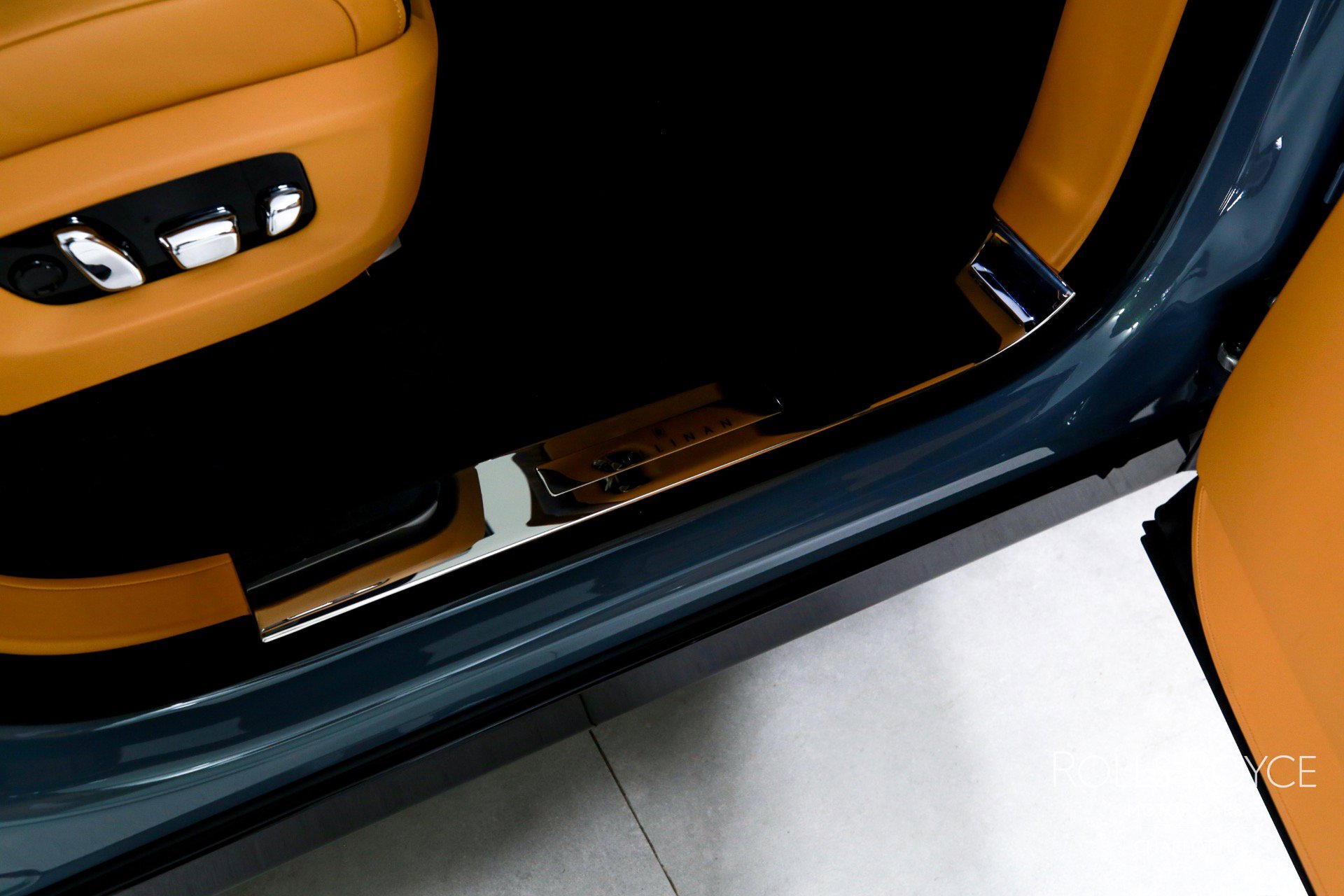 Certified 2025 Rolls-Royce Cullinan image 40