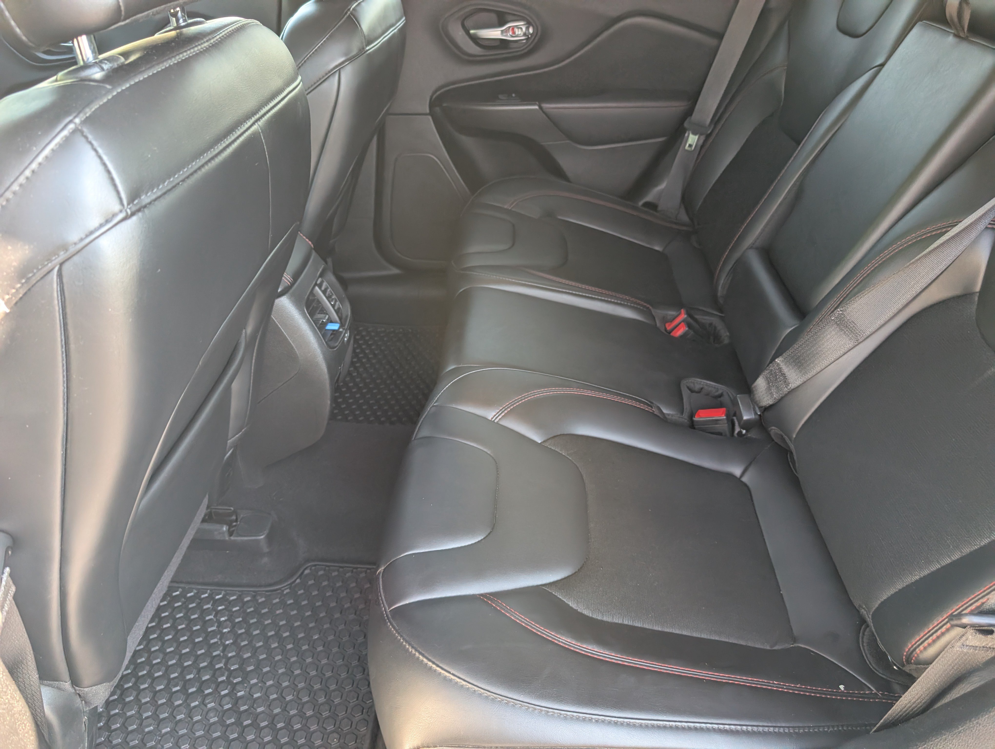 Used 2020 Jeep Cherokee Trailhawk w/ Cold Weather Group AWD/4WD image 7
