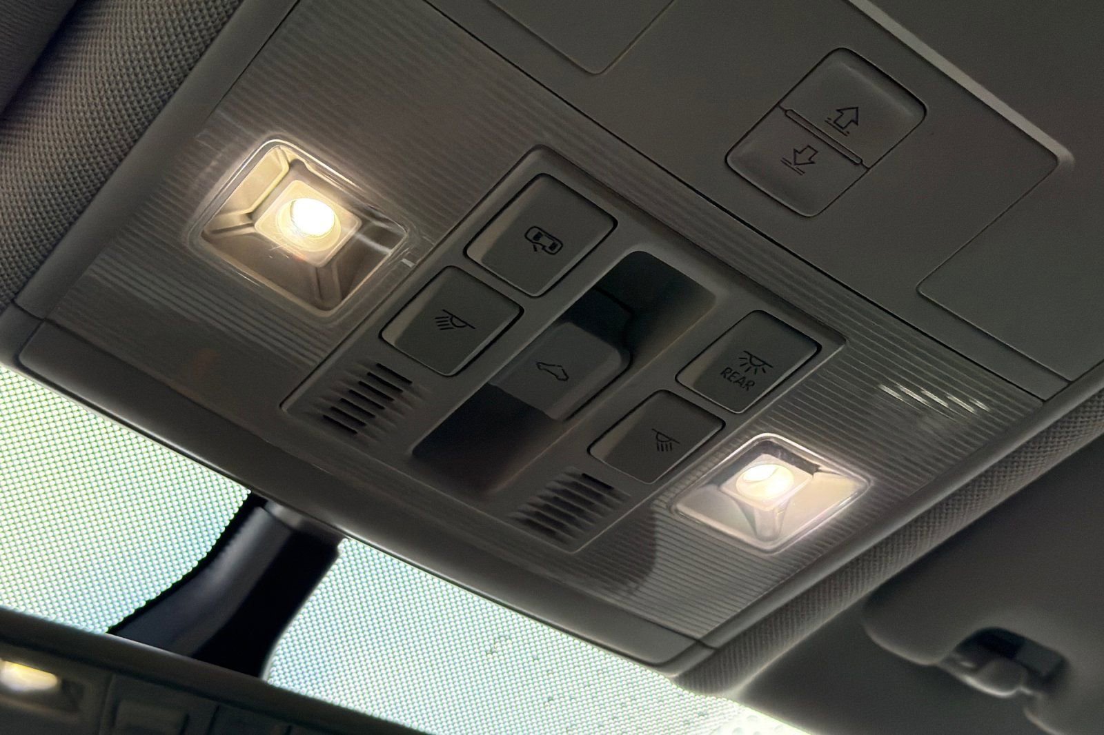 Used 2020 Volkswagen Tiguan SE w/ Panoramic Sunroof Package image 22