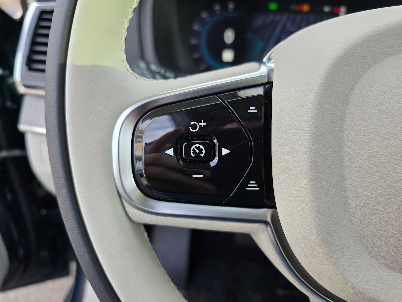 Certified 2023 Volvo XC90 B5 Plus w/ Protection Package Premier AWD/4WD image 31