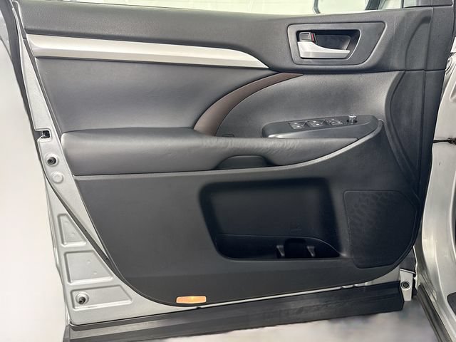 Used 2017 Toyota Highlander XLE w/ Carpet Mat Package AWD/4WD image 13
