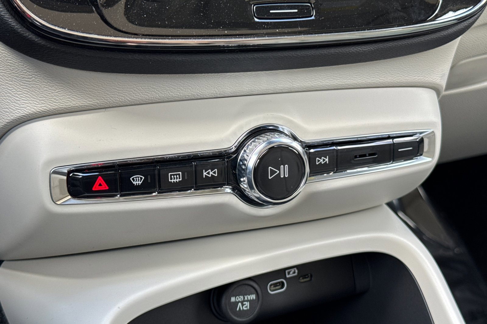 New 2025 Volvo XC40 B5 Ultra image 18