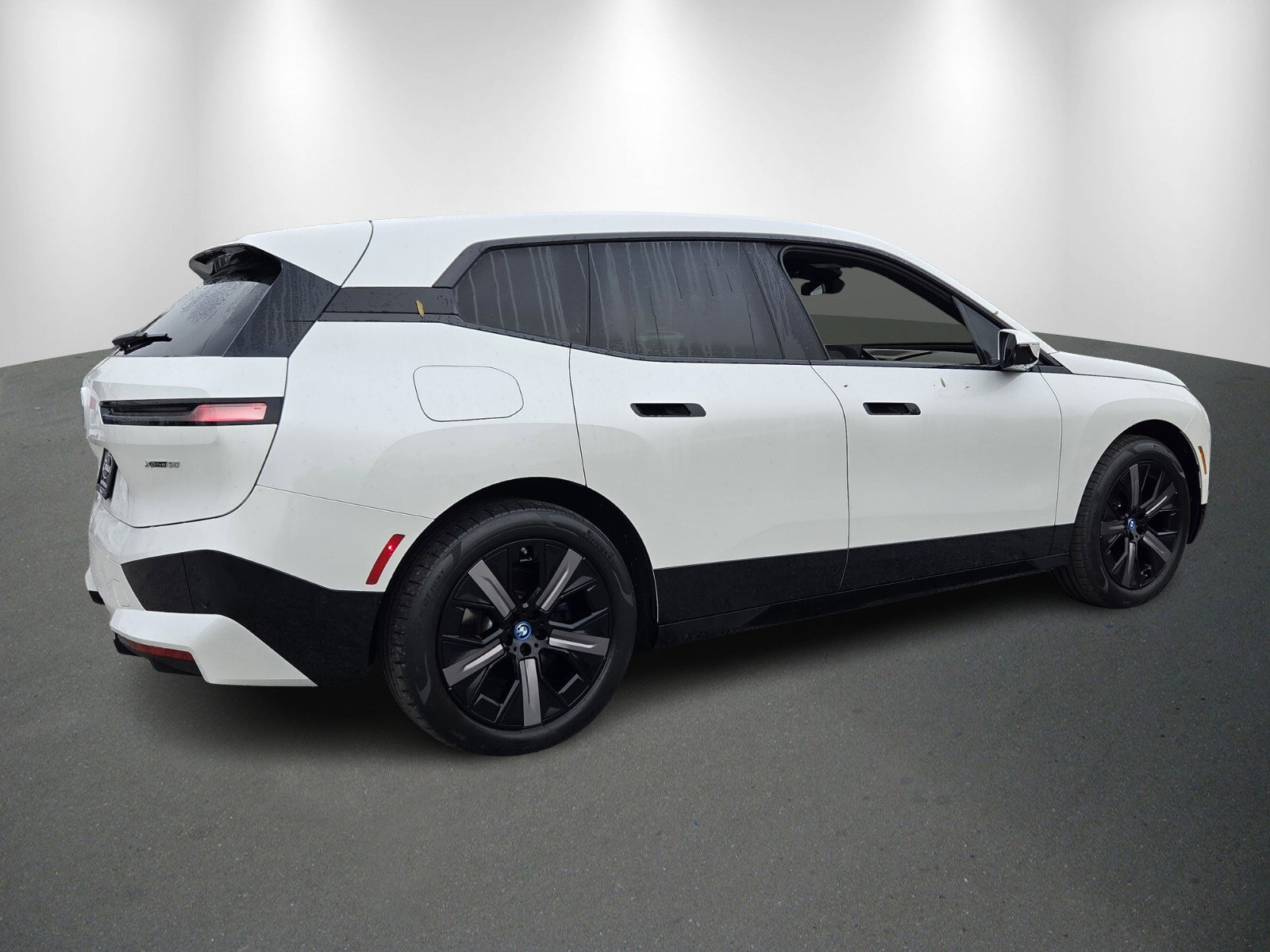 Used 2024 BMW iX xDrive50 w/ Premium Package image 7