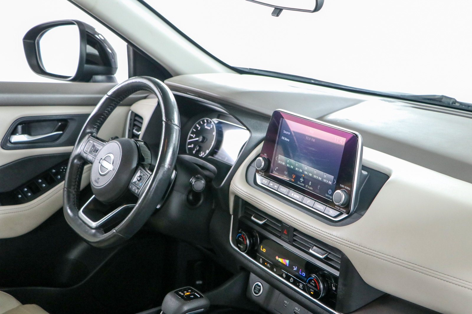 Used 2023 Nissan Rogue SV w/ SV Premium B Package FWD image 26
