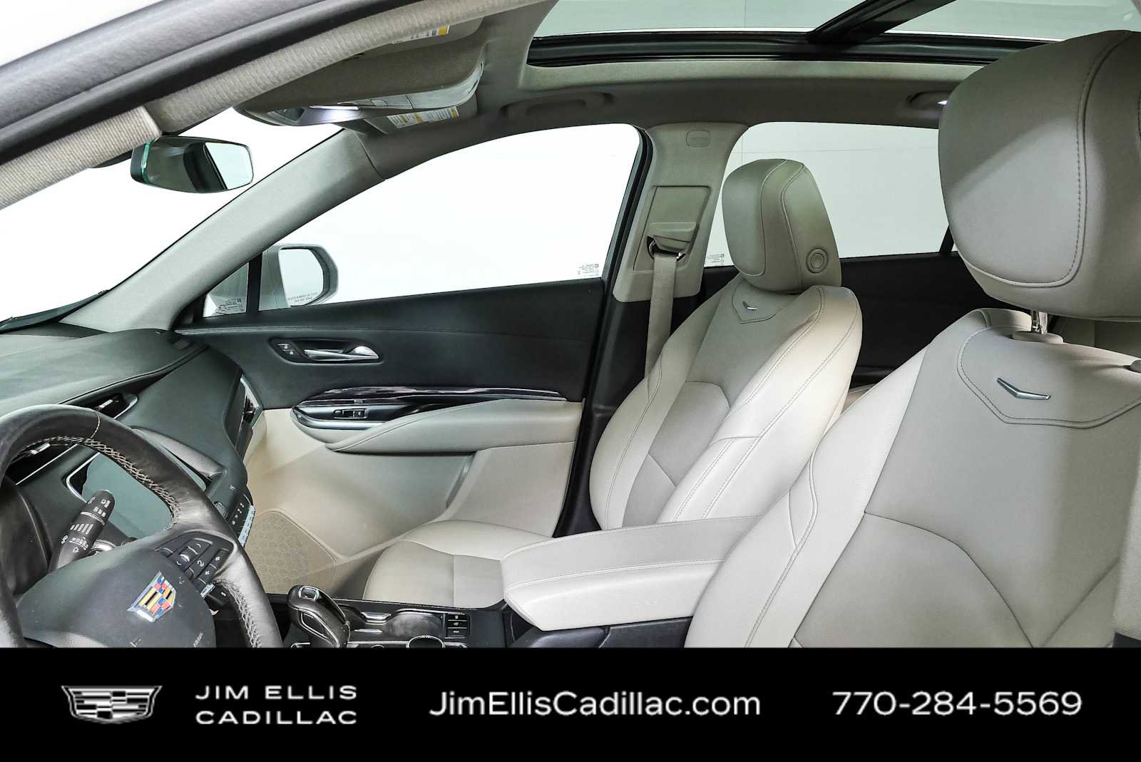 Used 2019 Cadillac XT4 Luxury w/ Cold Weather Package FWD image 5