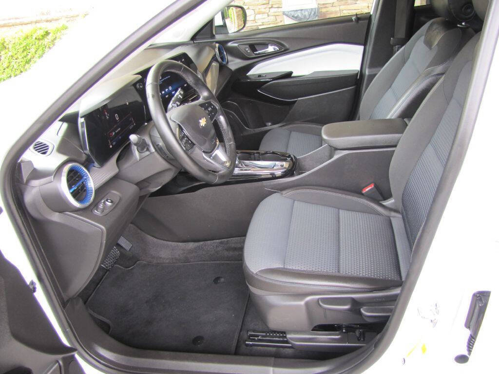 Used 2025 Chevrolet Trax LT w/ Driver Confidence Package FWD image 12