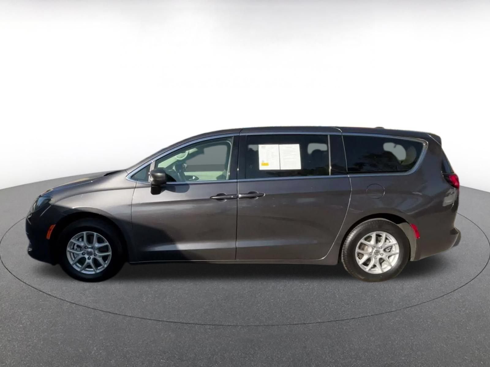 Used 2023 Chrysler Voyager LX FWD image 8