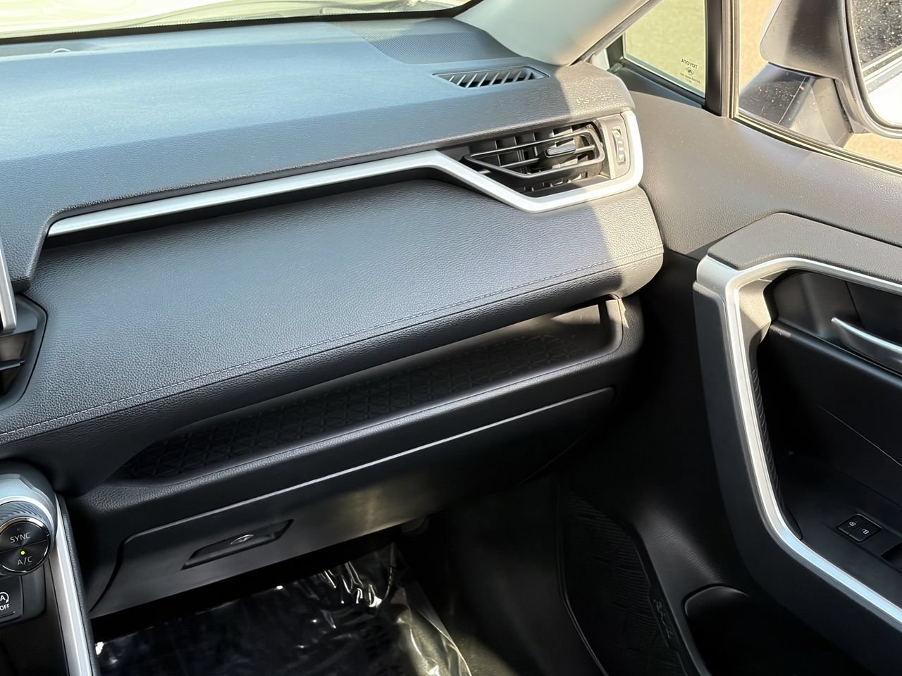 Used 2023 Toyota RAV4 XLE AWD/4WD image 16