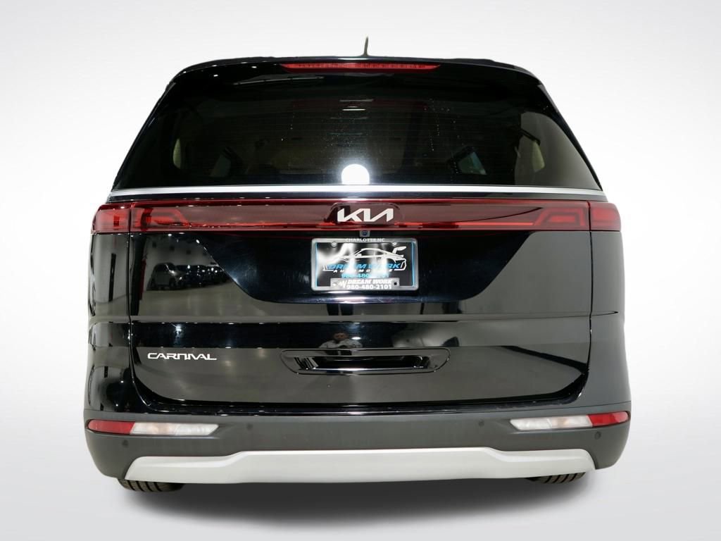 Used 2023 Kia Carnival EX image 8