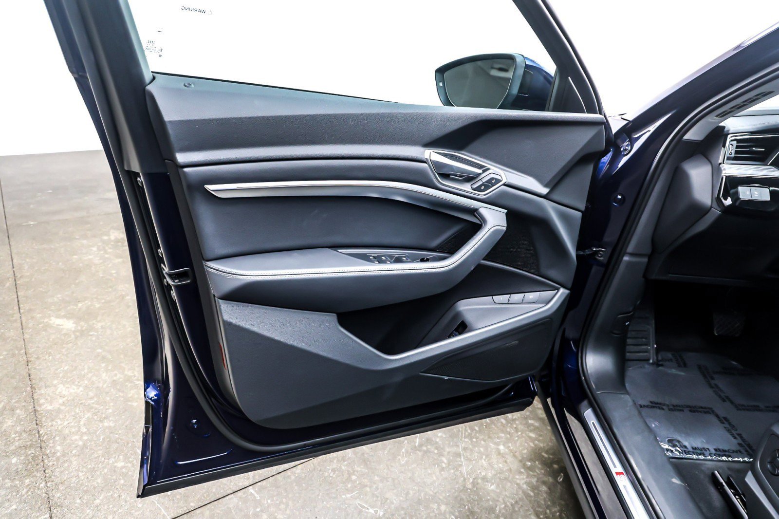 Used 2022 Audi e-tron Premium w/ Convenience Plus Package image 22