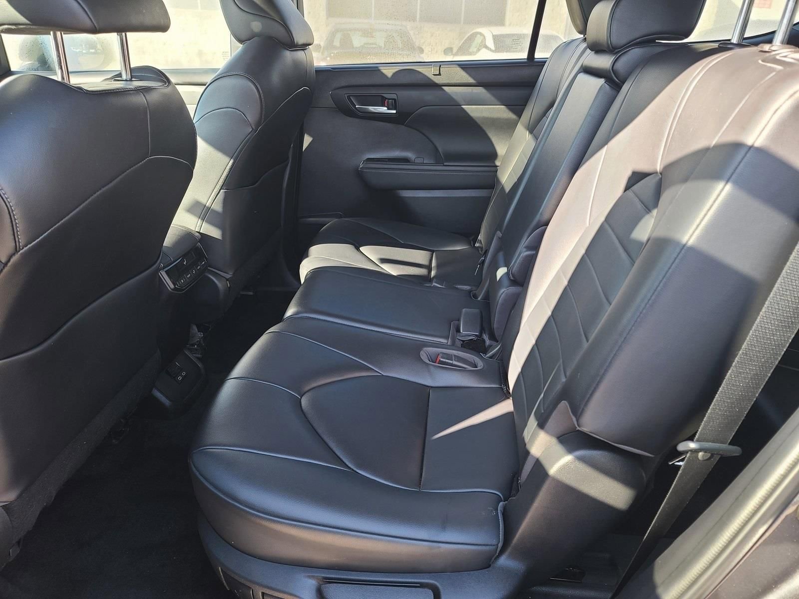 Used 2023 Toyota Highlander XLE image 14
