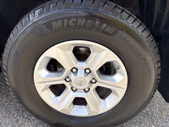 Used 2018 Toyota 4Runner SR5 AWD/4WD image 10