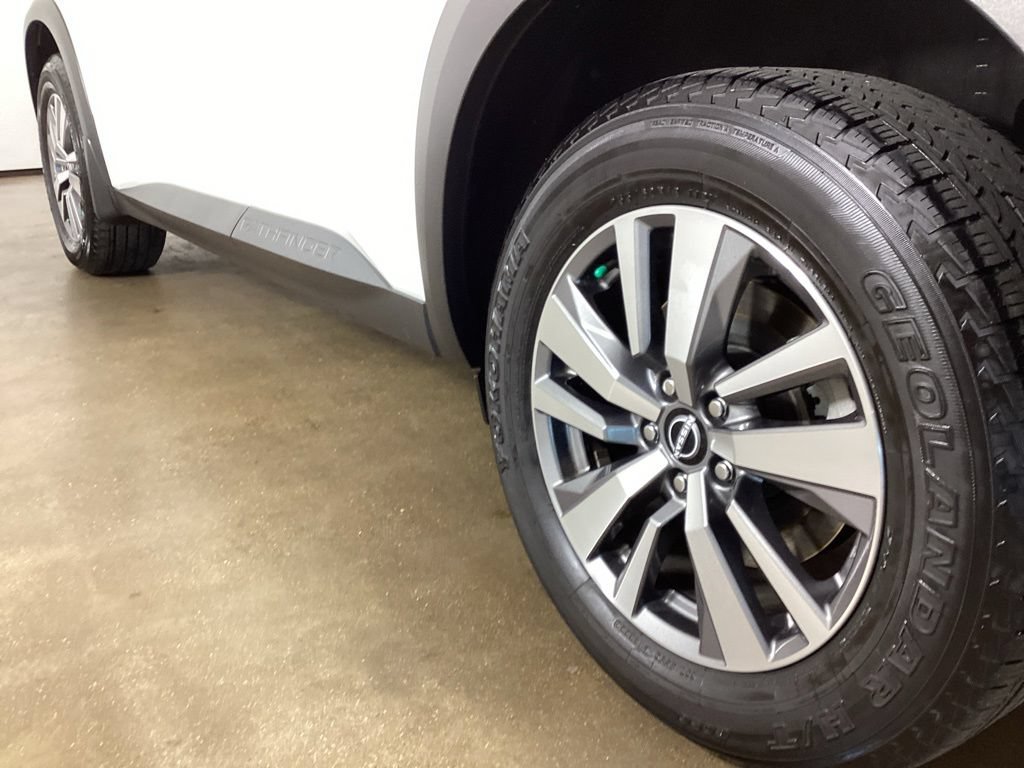 Used 2022 Nissan Pathfinder SL AWD/4WD image 16