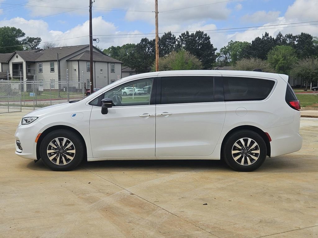 Used 2024 Chrysler Pacifica Select image 4
