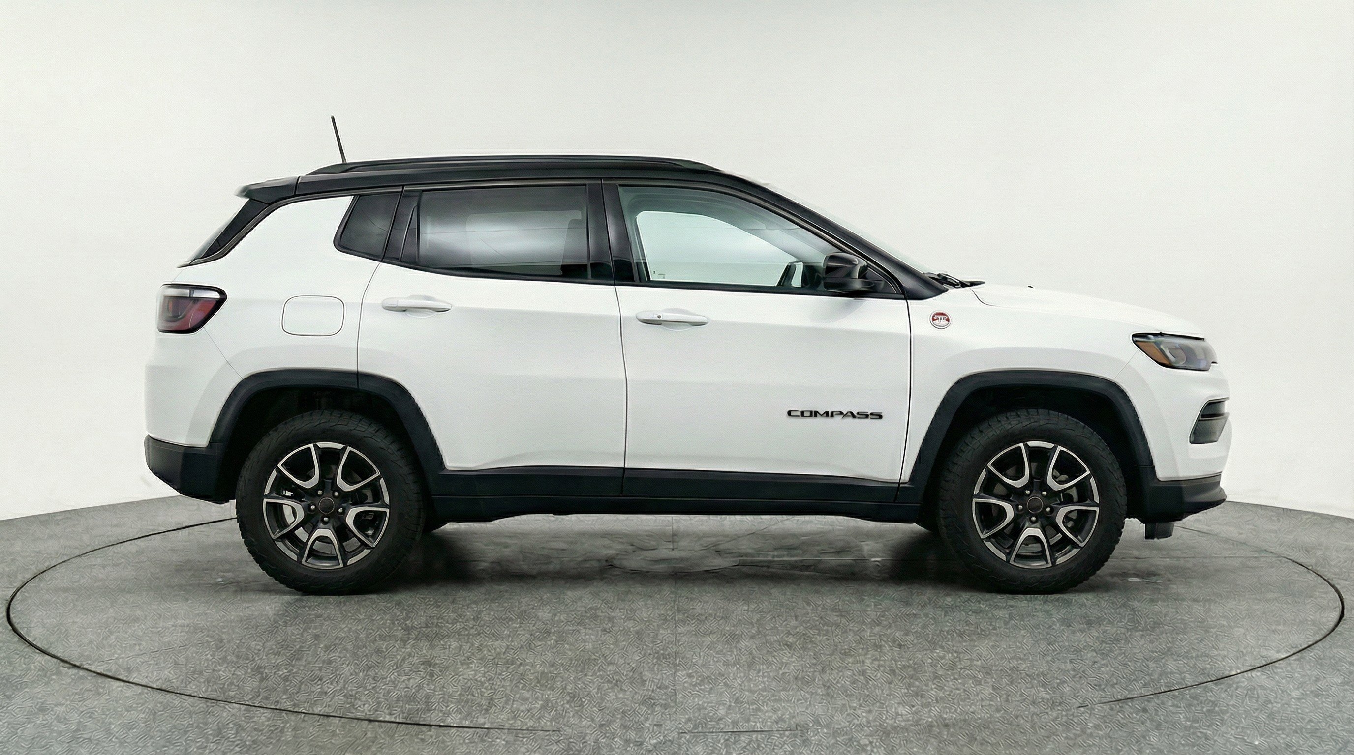Used 2025 Jeep Compass Trailhawk AWD/4WD image 11