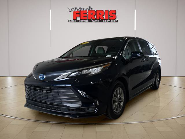 Used 2023 Toyota Sienna LE image 1