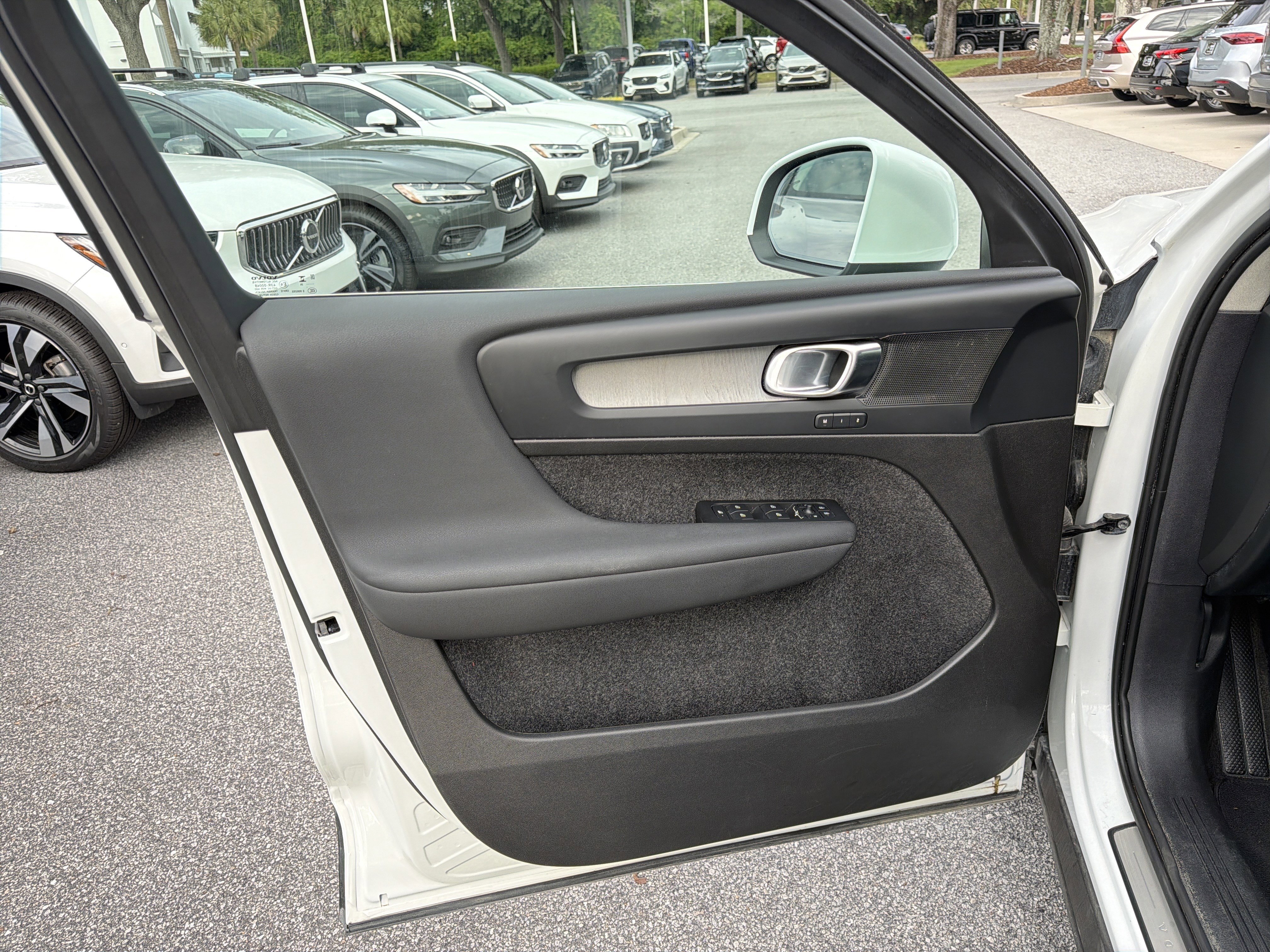Certified 2025 Volvo XC40 B5 Core AWD/4WD image 18