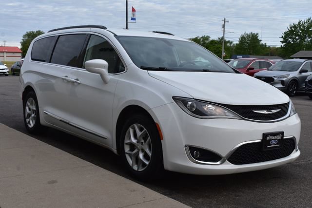 Used 2017 Chrysler Pacifica Touring-L w/ Tire & Wheel Group FWD image 11