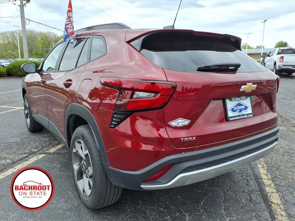 Used 2025 Chevrolet Trax LT FWD image 5