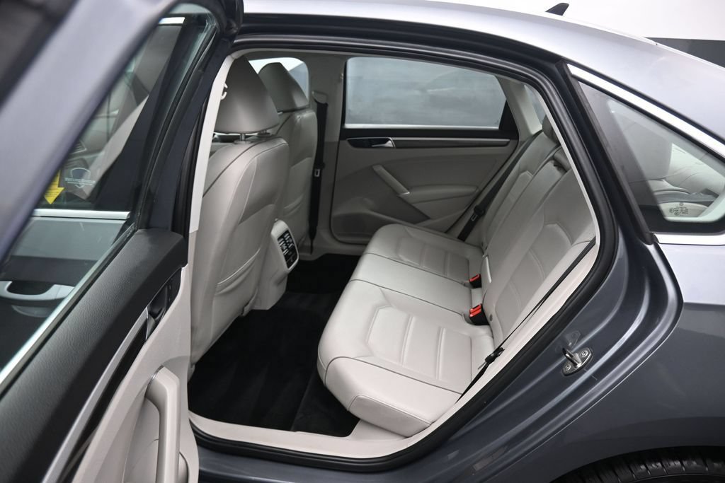 Used 2017 Volkswagen Passat 1.8T SE FWD image 32