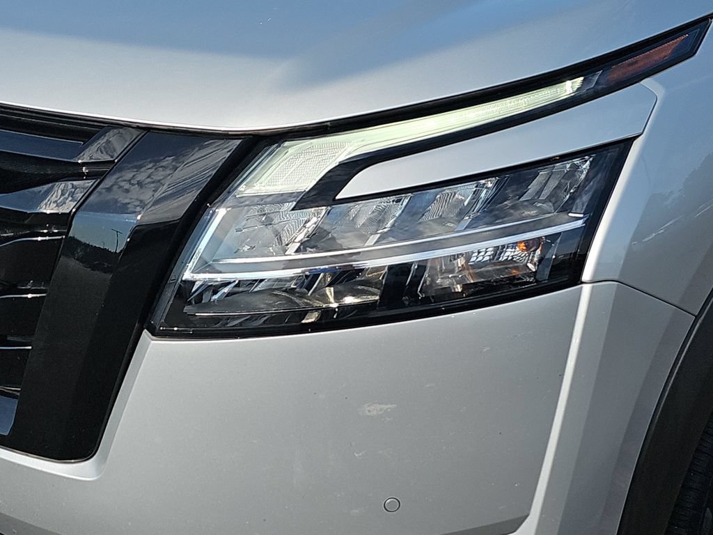 Used 2023 Nissan Pathfinder SL w/ Black Appearance Package FWD image 31
