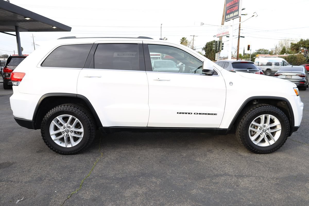 Used 2017 Jeep Grand Cherokee Laredo w/ Quick Order Package 23E AWD/4WD image 8