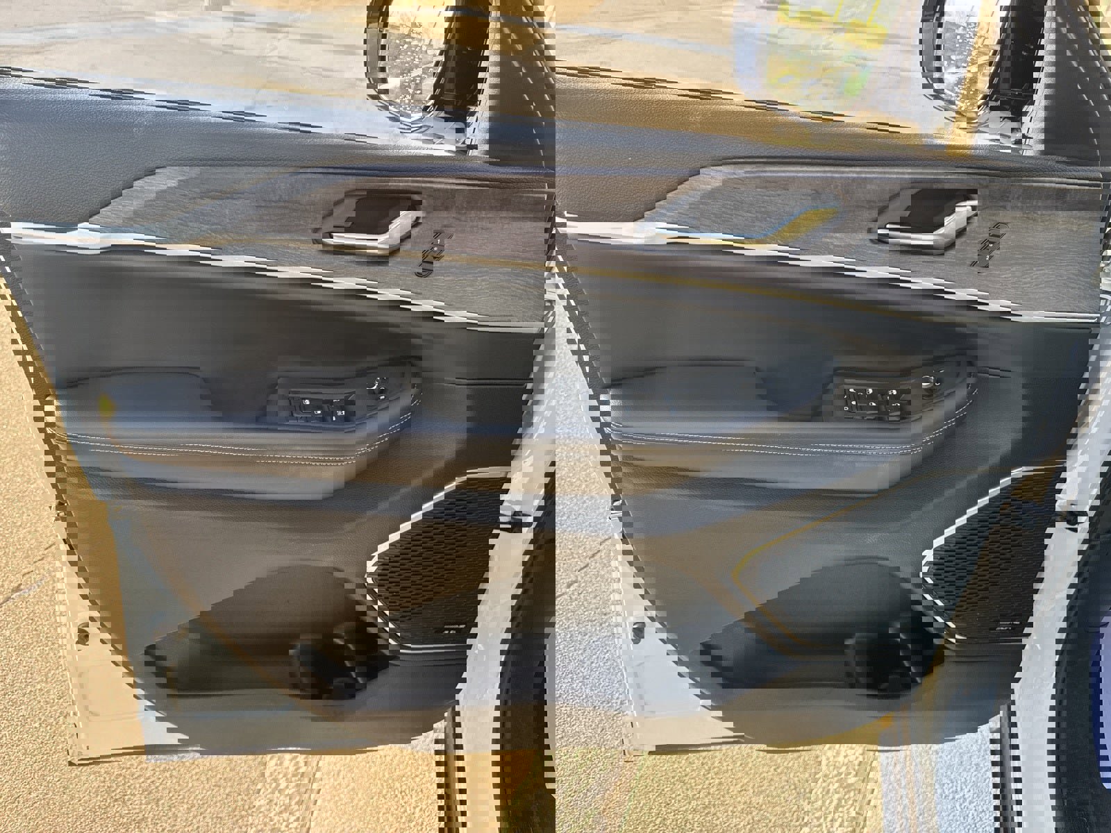 Used 2022 Jeep Grand Cherokee Limited w/ Luxury Tech Group II image 15