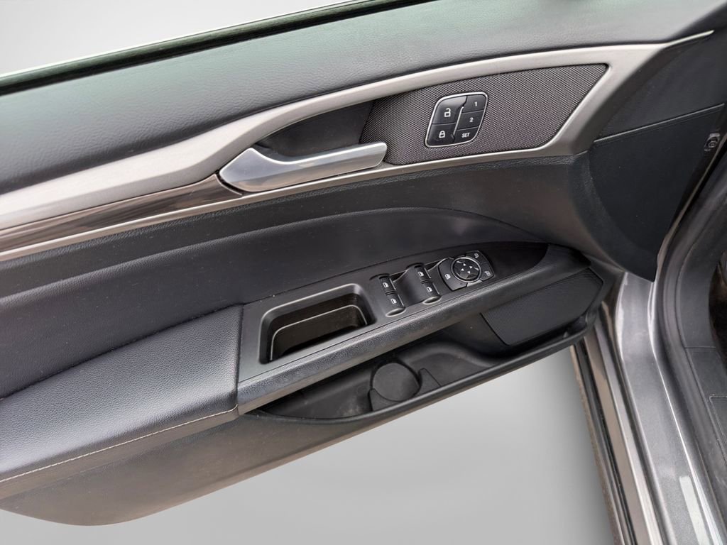 Used 2017 Ford Fusion SE w/ Fusion SE Technology Package image 14