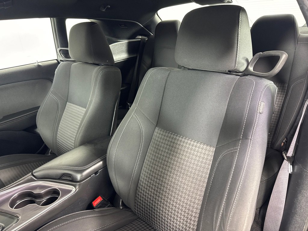 Used 2016 Dodge Challenger SXT image 14