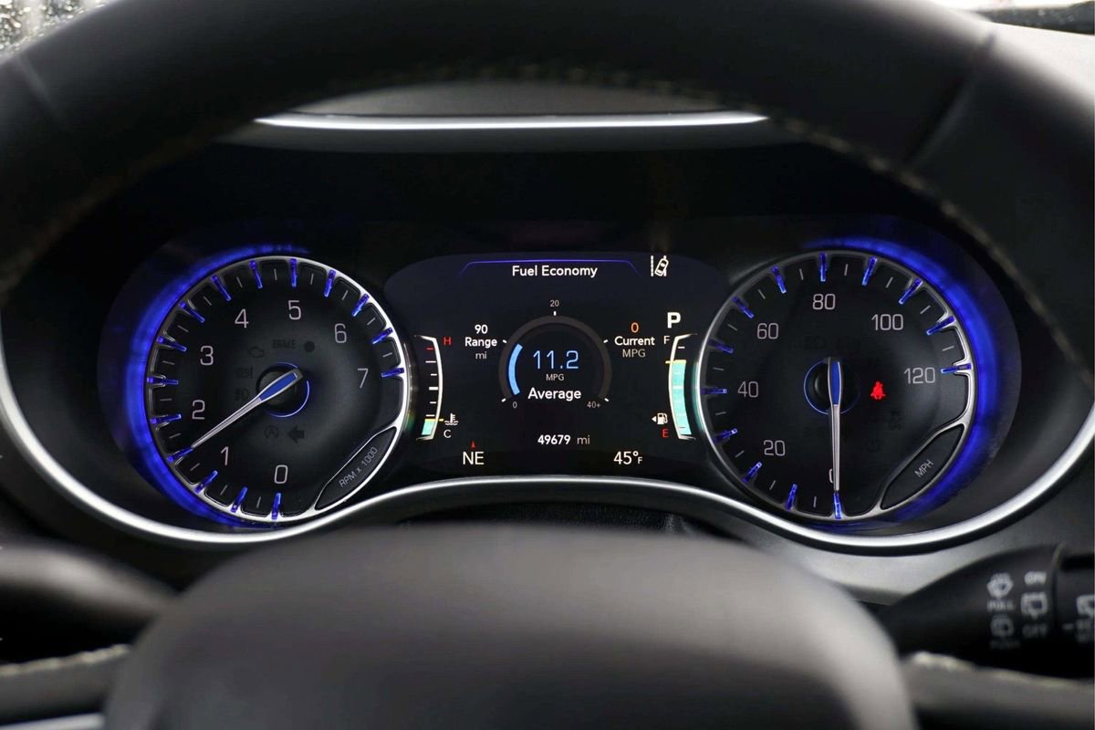 Used 2024 Chrysler Pacifica Touring-L FWD image 28
