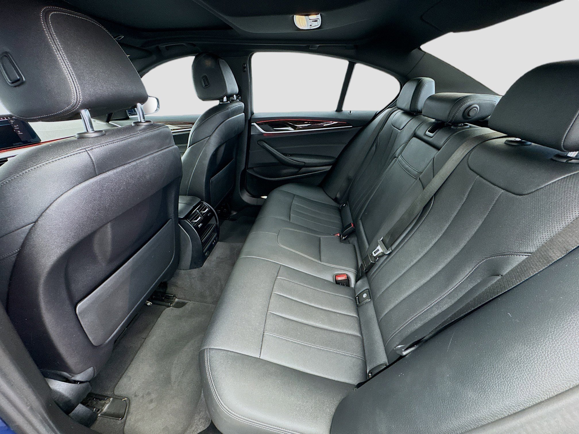 Used 2023 BMW 530e w/ Convenience Package image 16