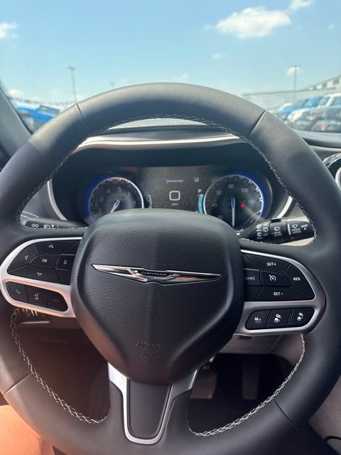 Used 2025 Chrysler Pacifica Select AWD/4WD image 2
