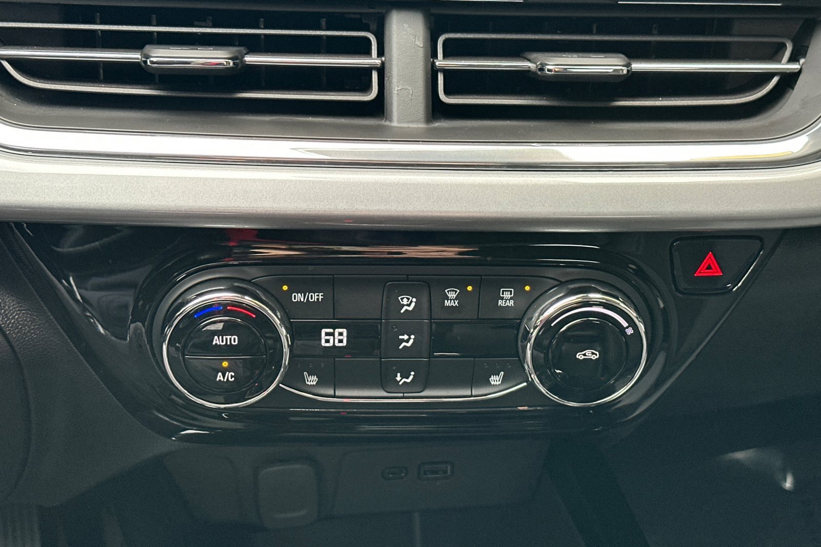 Used 2025 Chevrolet Trax LT w/ Driver Confidence Package image 27