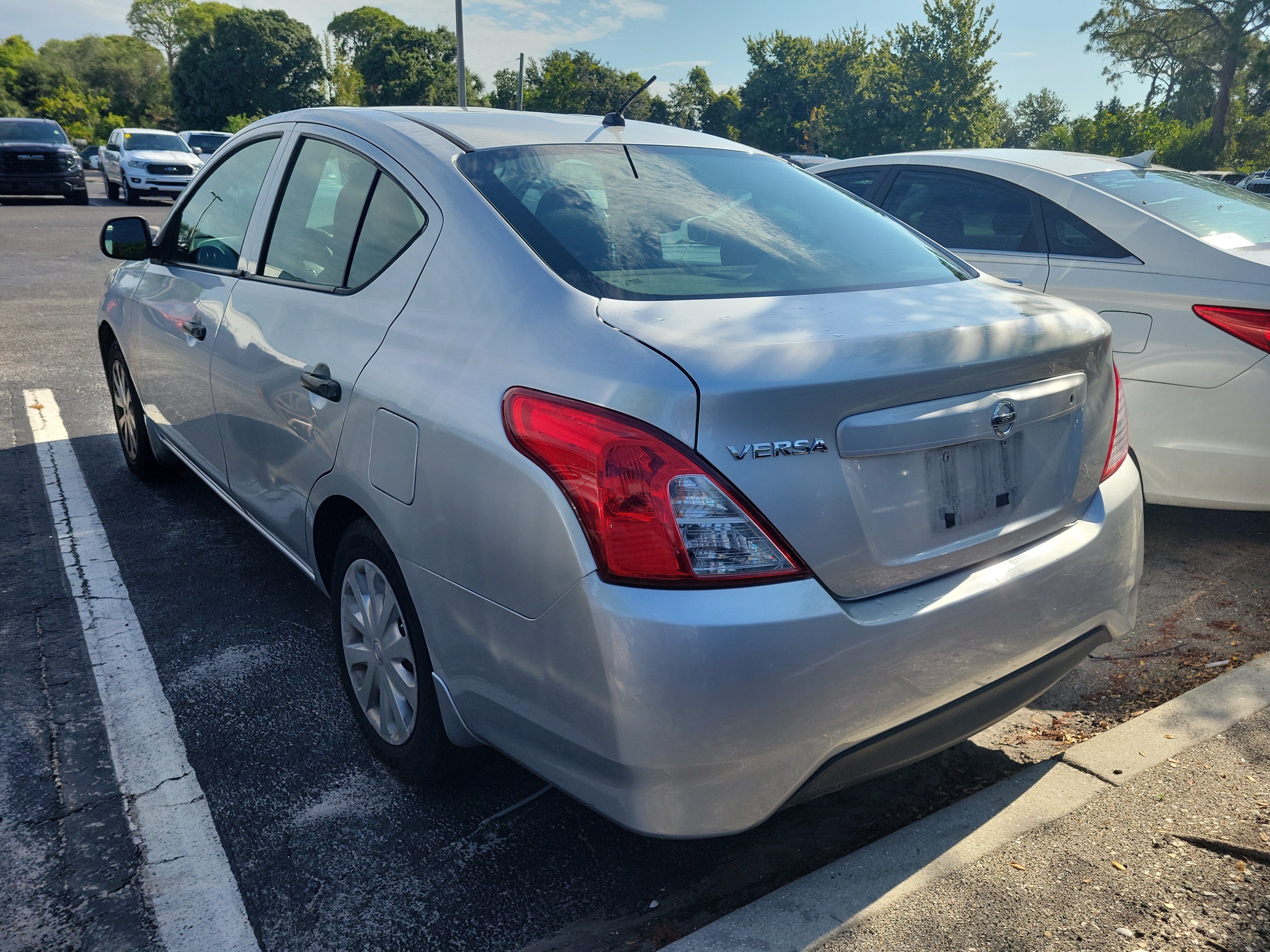 Used 2015 Nissan Versa S FWD image 4