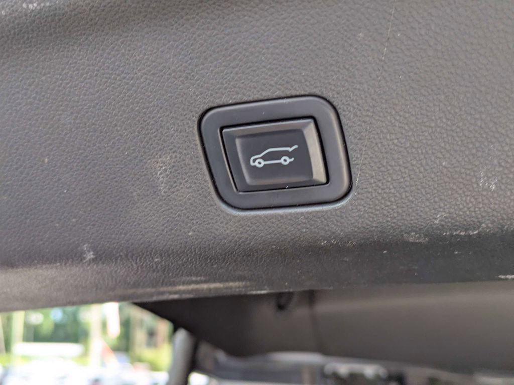 Used 2022 Chevrolet Tahoe Z71 w/ Z71 Off-Road Package AWD/4WD image 14