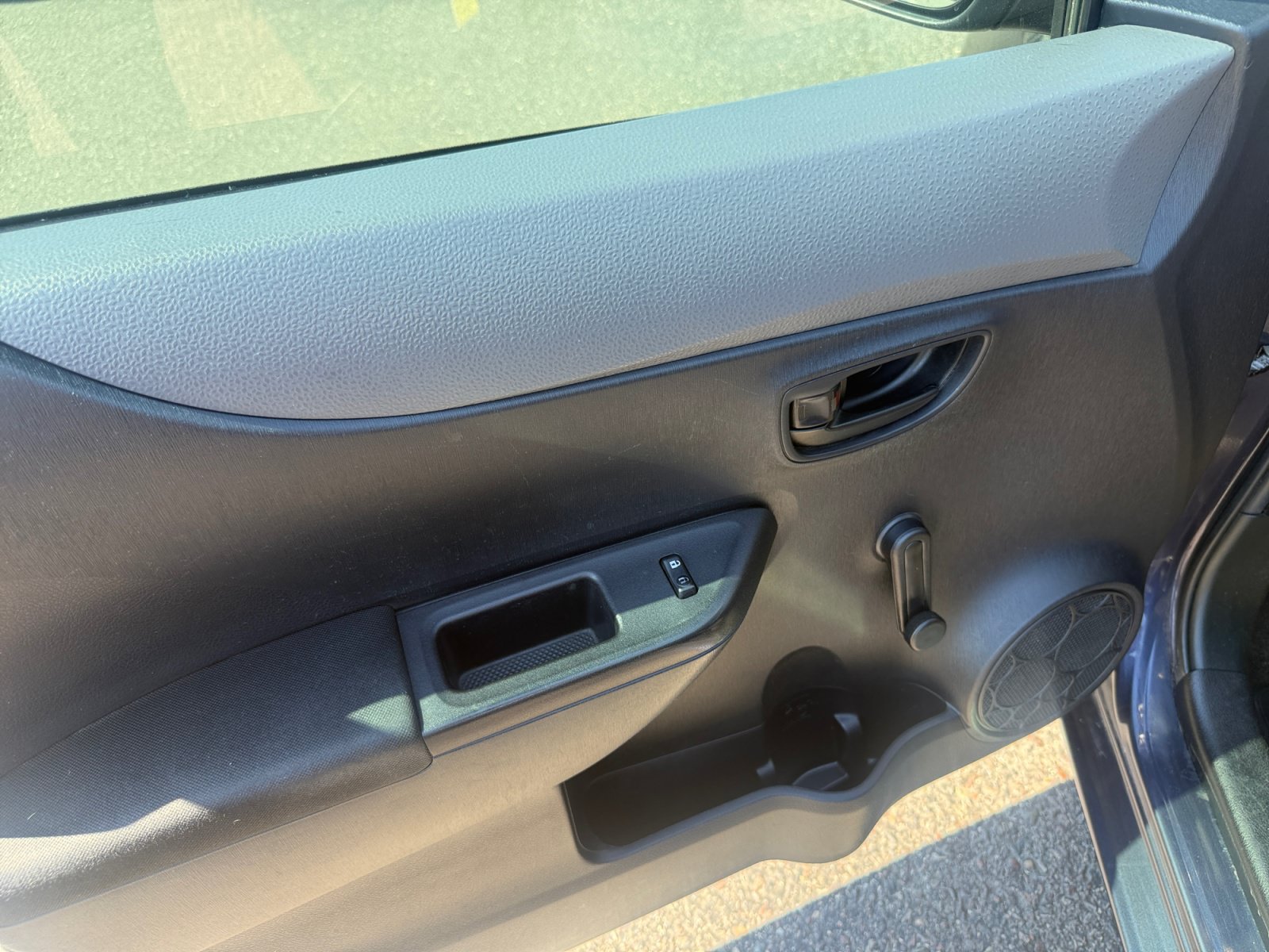 Used 2014 Toyota Yaris L FWD image 13