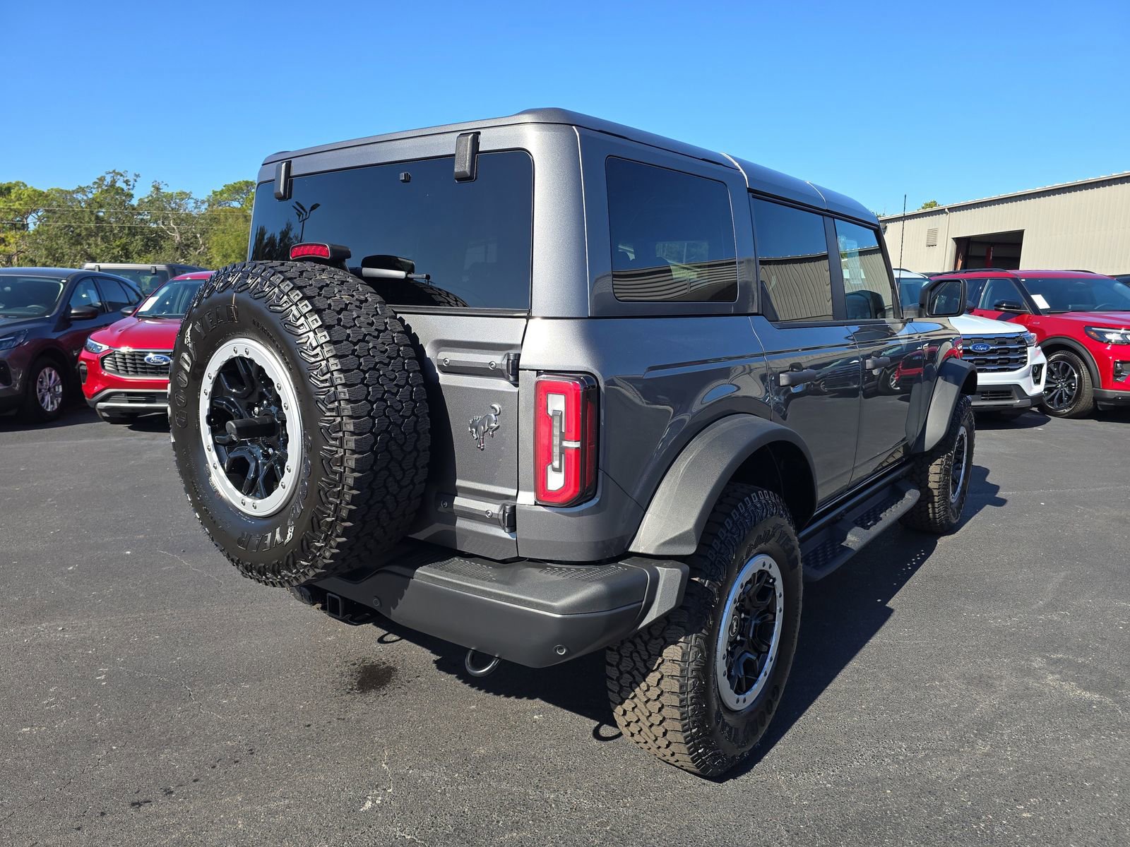 New 2025 Ford Bronco Badlands w/ Sasquatch Package AWD/4WD image 4