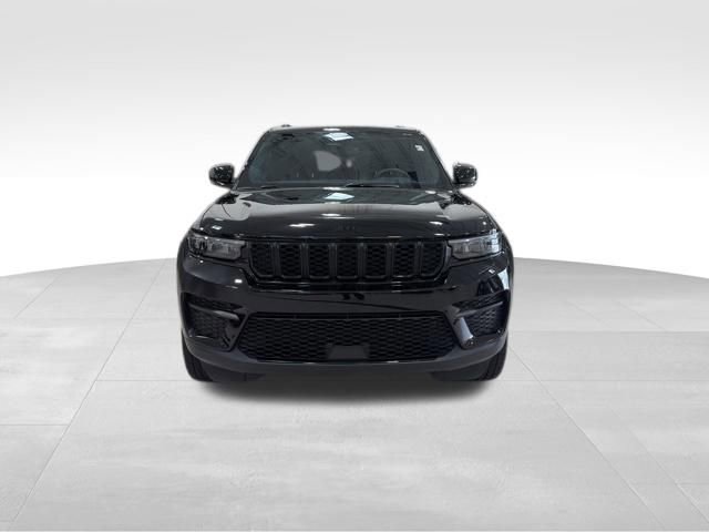 Used 2024 Jeep Grand Cherokee Altitude AWD/4WD image 4