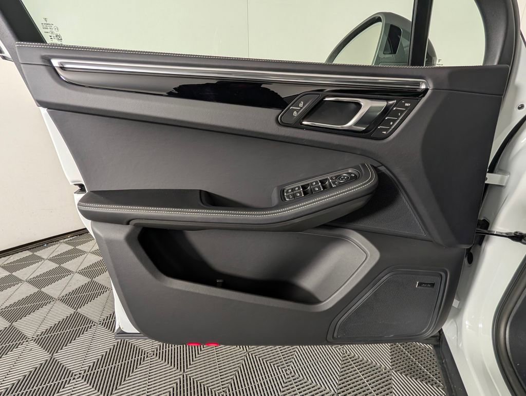New 2026 Porsche Macan Turbo image 25