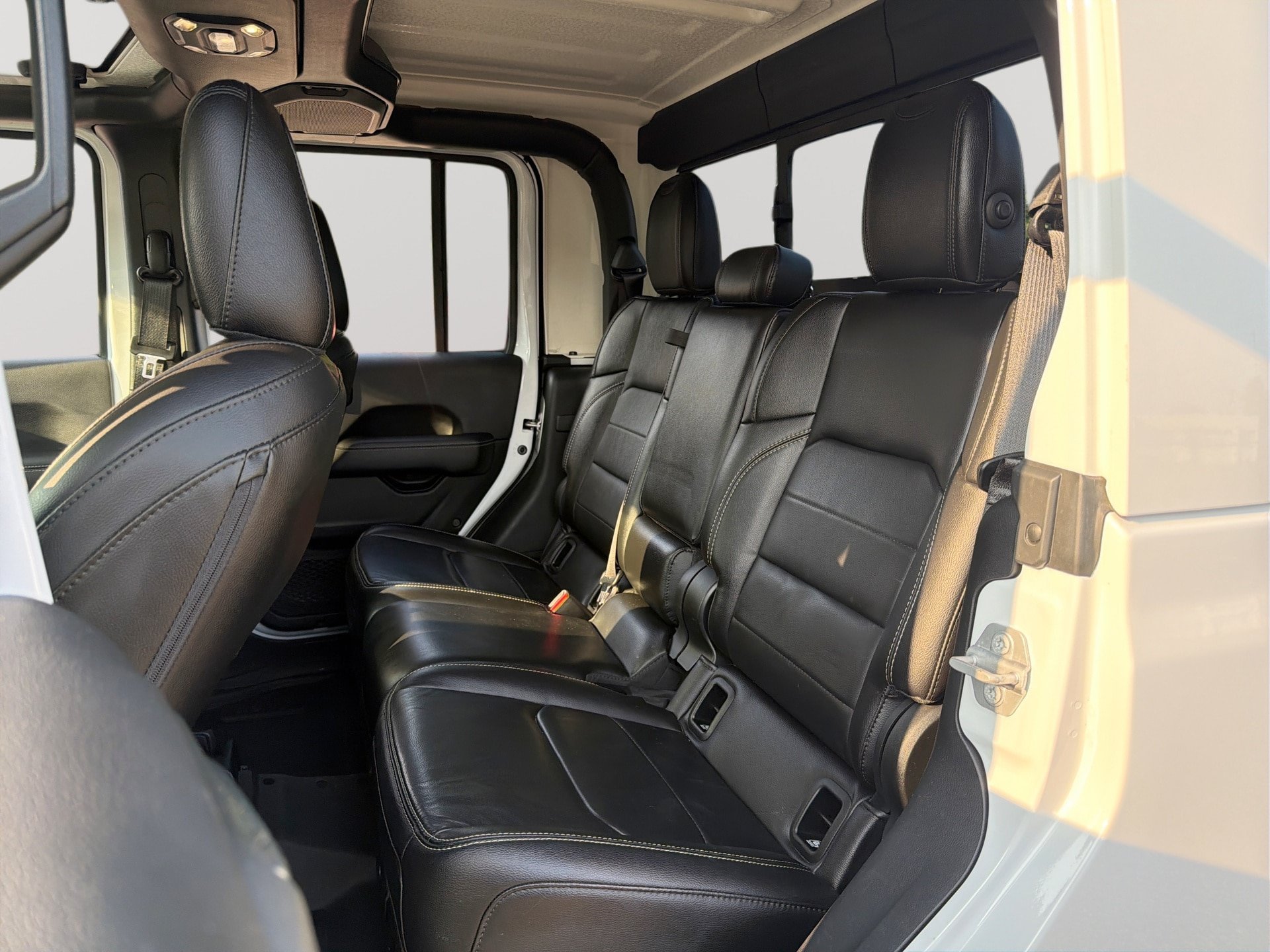 Used 2020 Jeep Gladiator Overland AWD/4WD image 14